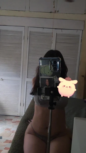 Скучающая и возбужденная девушка