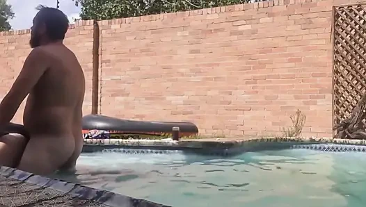 Yüzme havuzu sikişi