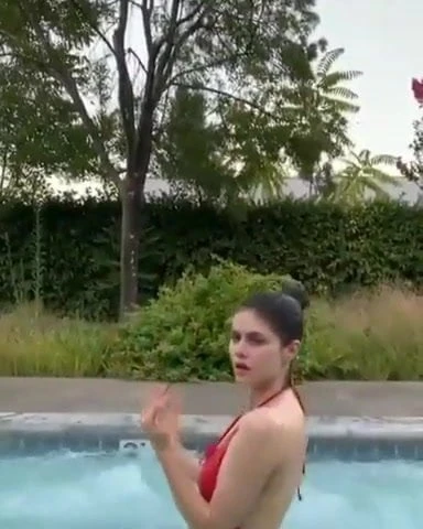 Alexandra Daddario sıcak açık yüzme havuzu