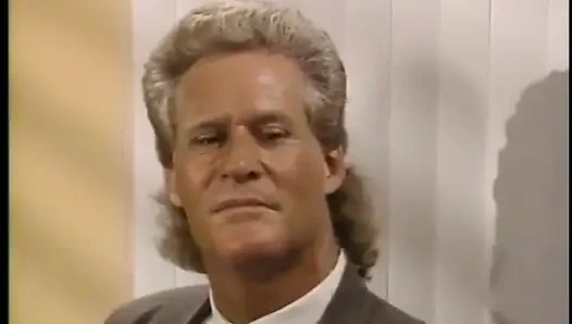 Olgun patron ofiste sekreterini sikiyor.