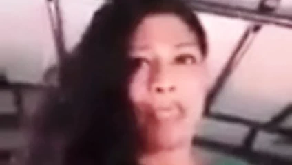 sri lankalı kadın gösteren göğüsler