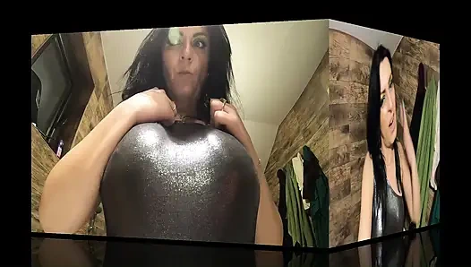 Banyoda yırtık parlak naylon tulum. Döl temizleme, edepsiz dans ve çiş oyunu