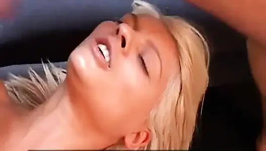 Azgın Sarışın Yüze Boşalma Patlaması Ile Vahşi Grup Seks Yapıyor