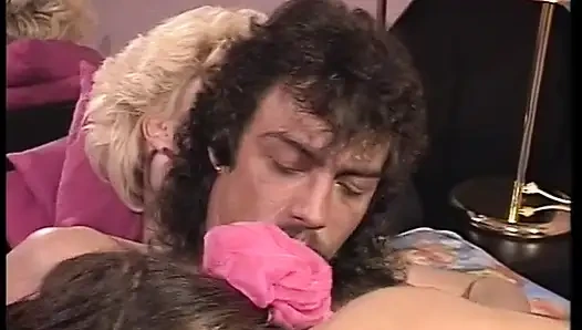 Amcık oyuncağı sürtükler klasik üçlü grup sekste yarağı paylaşıyor