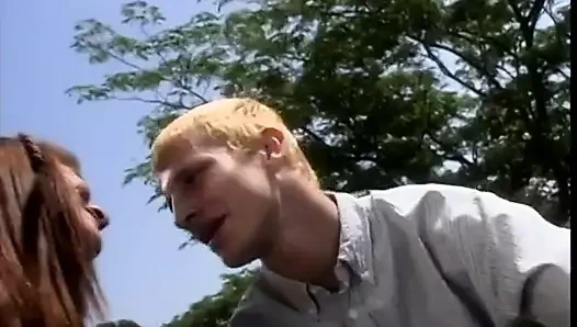 Genç iyi şekilli mükemmel genç kız açık havada sert sikiliyor