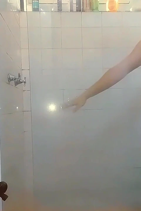 Boşalıyorum ve iç çamaşırıma işiyorum, sonra çok azgın olduğum için hemen sonra tekrar boşalıyorum.