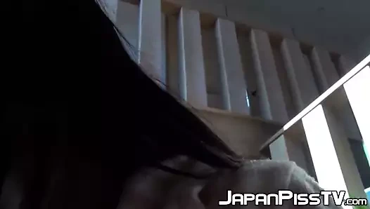 Japon hatun uyanır ve yerdeyken bir kavanoza işer