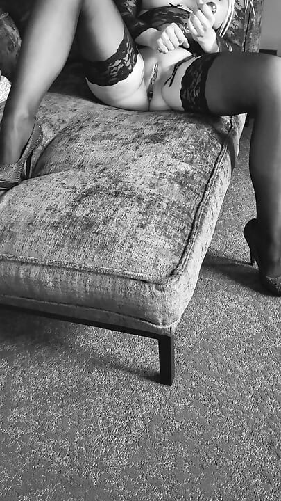 Orta yaşlı seksi kadın orgazm sırasında inliyor
