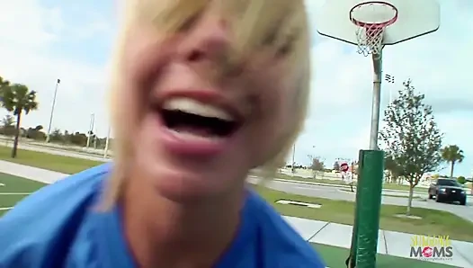 Futbolcu seks yapmak için koçuyla eve gidiyor