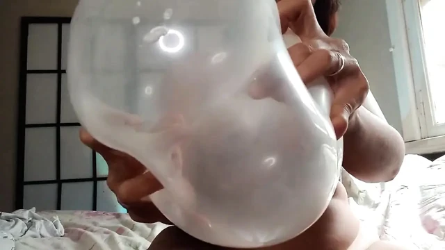 Öpücük tükürük yalama ve balon patlatma
