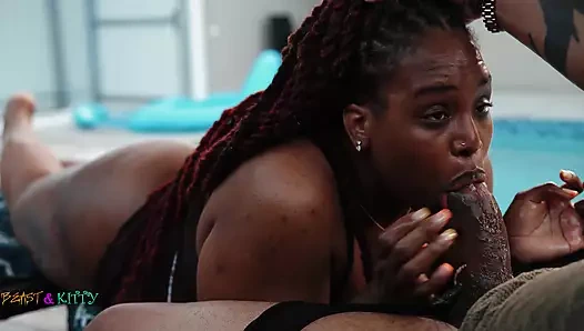 Kittylove havuz kenarında sikiliyor