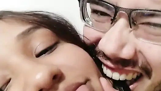 New York Abd'li 18 yaşındaki esmer büyük sarkık memeler üvey erkek kardeşinin büyük yarağını iyi adamla sikiyor