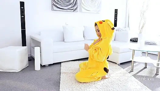 Sevimli gamzeli sevgilim Empera farklı karakterlerle sevişmeye bayılıyor ve bu kez pikachu'yı seçti