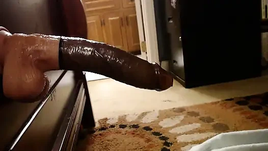 Büyük itici bir dildo tarafından sikiliyor