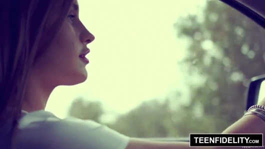 Teenfidelity - genç kız April Brookes sert sikişiyor