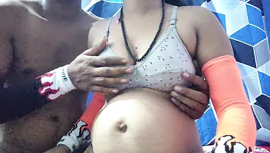 Hintli çiftin göğüsleri emiyor Hintli çift ev yapımı romantizm gerçek çift ev yapımı amatör hd video