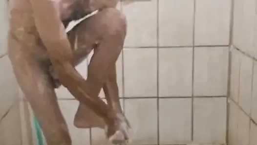 Sert bir şekilde duş alıyorum ve boşalana kadar mastürbasyon yapıyorum