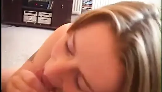 Küçük memeli sarışın kız sakso çekiyor