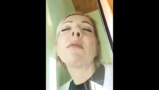 Parmaklarımı burnuma sokmamalıydım ama çok hoşuma gidiyor...
