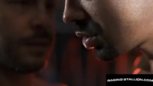 RAGING STALLION - интенсивный гей-трах - огромным членом Jock Alexandro владеет татуированная задница John Brachalli