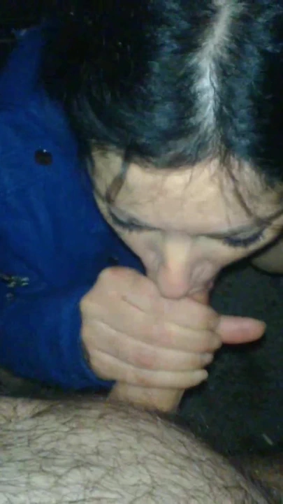 Olgun sürtük açık havada oral seks yapıyor ve ağzına boşaltıyor | Klip 1