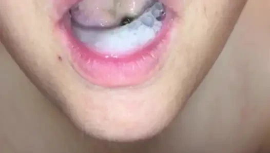 Döl sürtük evli kadın yarak emiyor ve ağzı dölle dolu yutuyor