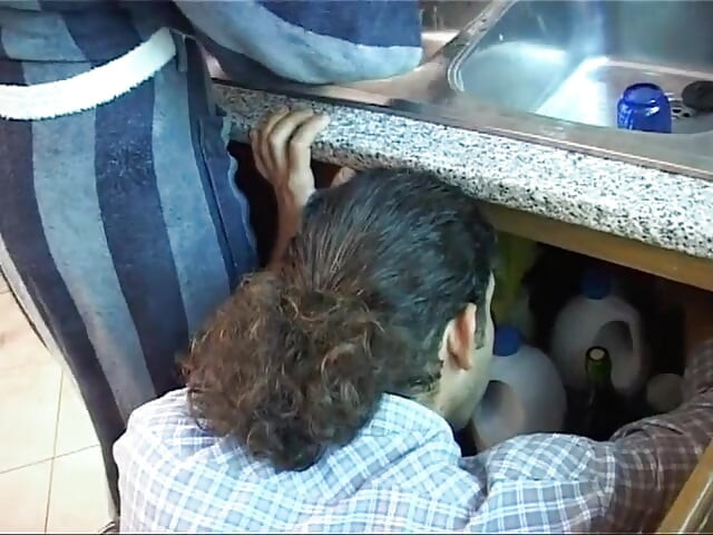 İtalyan esmer mutfakta sert büyük bir yarağa biniyor