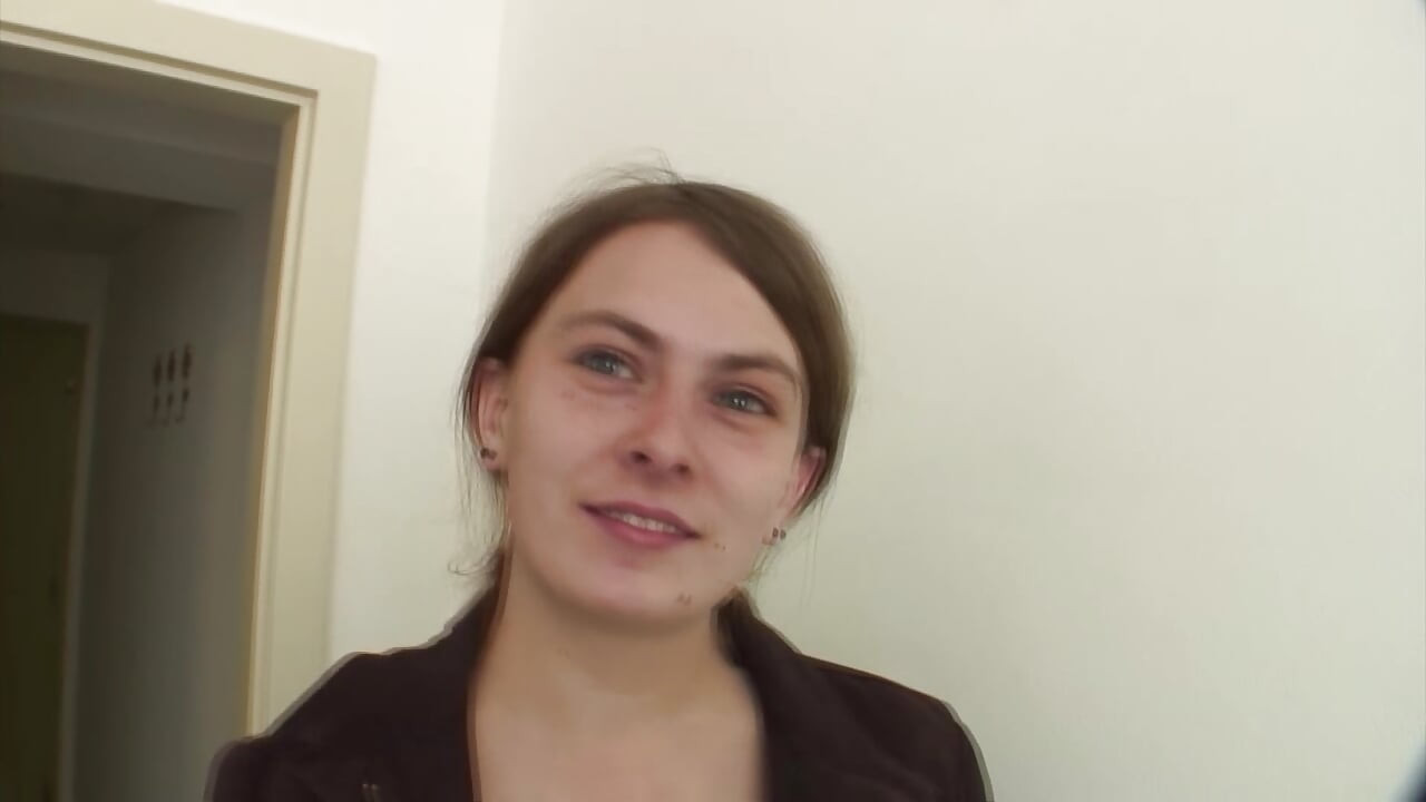 Almanya'dan seksi görünümlü hatun ilk kez bakış açısıyla bir yarağı memnun ediyor