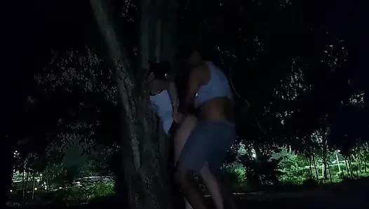 Yağmurlu bir gecede yürüyüş halka açık bir meydanda lezzetli bir sikişle bitiyor