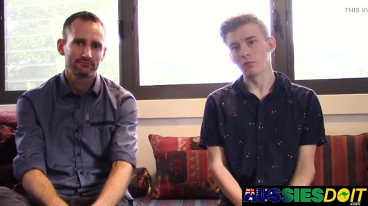 Aussie twink pandora yarağını okşuyor, dilf mason götüne sokuyor