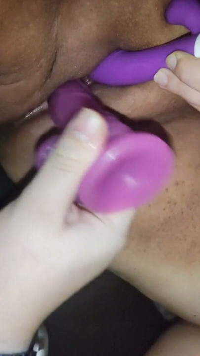 Titreşimli oyuncaklarla akşam seks oyunları, amın yakından ve oldukça güçlü görüntüsü | Clip 2