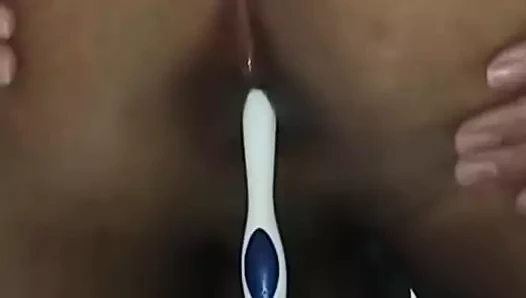 Yaramaz twink diş fırçasına oturmayı seviyor