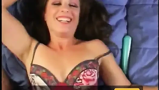 Azgın hatun amını yalatıyor ve yüzünü sert yarakla sikiyor