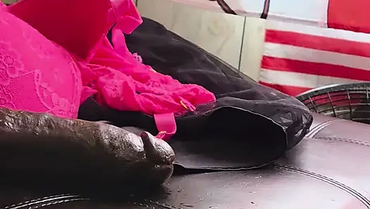 O büyük şişman canavar yarağının üstüne çok fazla fışkırtıyor