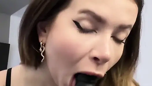 Yarı şeffaf iç çamaşırlı Adrianna Savu ginormous dildoyla sikilirken oral zevk veriyor - en iyi