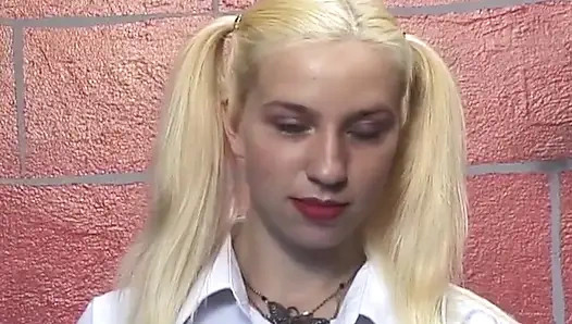 Harika bir sarışın götüne sert şaplak atilmesini istiyor