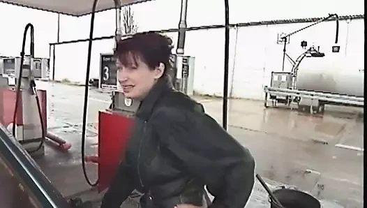 An der Tankstelle Leder Lady aufgegabelt