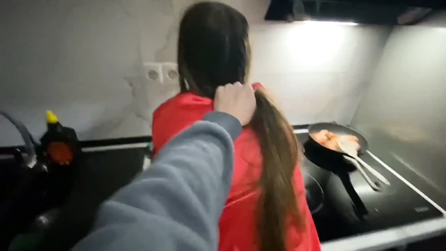 Ben akşam yemeğimizi pişirirken üvey erkek kardeşim beni mutfakta sikiyor