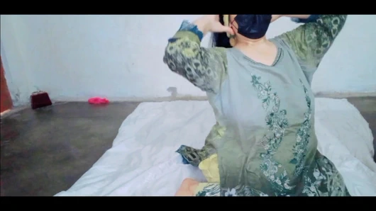 İri güzel kadın büyük yarak ve büyük göt için domaltarak sikiliyor