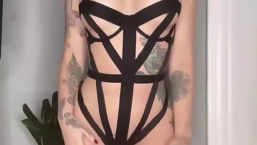 Şu çılgın kıyafete bak! Elbette, benim için satın alındı! Kraliçen ne kadar olağanüstü görünüyor?