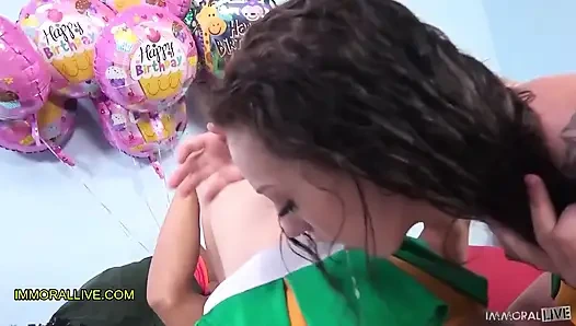 Aubrey Gold ve erkek arkadaşı Kendra üçlü grup seks fışkırtıyor - güzel minyon ponpon kızlar göt yiyor ve çıldırıyor!