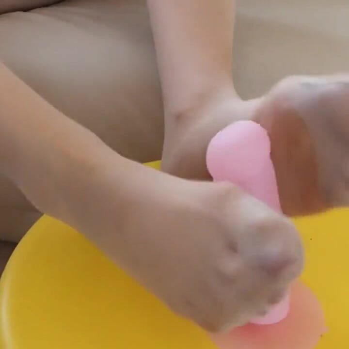 Külotlu çoraplı orta yaşlı seksi kadın ayakla muamele