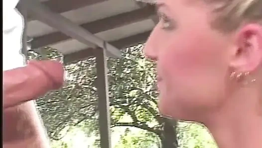 Sıcak Sarışın Yüzüne Sıçratıldı