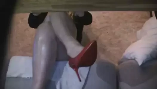 Sıcak uzun bacaklı sekreter iş ona