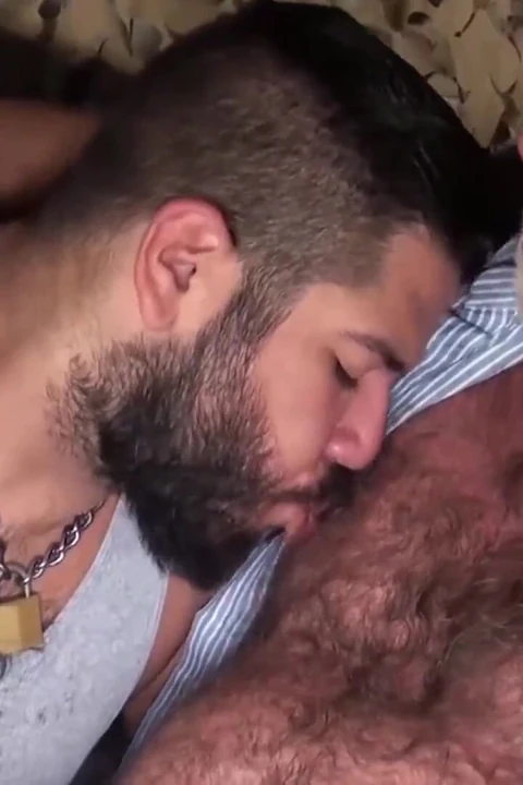 Hairyandraw - latin lanz adams yaşlı Chuck Collier tarafından prezervatifsiz sikiliyor