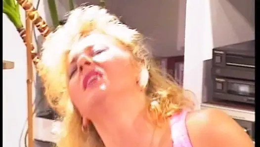 Alman Kapılarının Arkasında Özenle Siktir Edilir - Tam Film