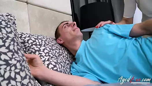 Yaşlı üvey büyük adım oğlunun aletini seviyor