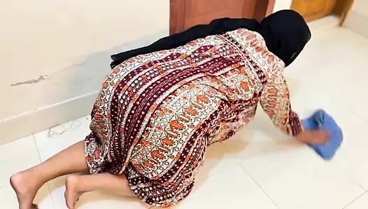 Mısırlı güzel büyük götlü düzgün vücutlu Müslüman ateşli üvey anne yatağın altına sıkıştıktan sonra benden anal sikiş istiyor!