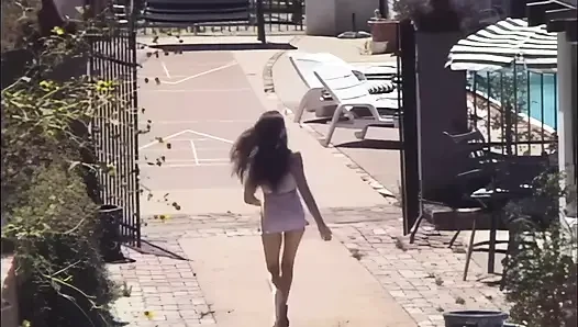 Klasik güzellik çıplak açık havada sikiş ve yüze boşalma Julianna Sterling