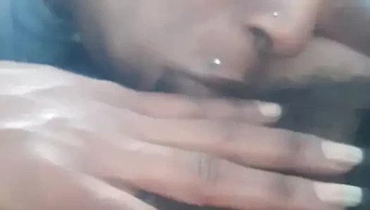 Arkadaş arka koltukta oral seks ile cim ve cleanup veriyor